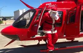 Papa Noel bajando del helicóptero.