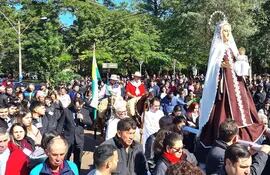 Una multitud se congregó para celebrar la procesión con la imagen de la Virgen del Carmen, por las calles de la ciudad.
