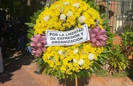 Corona de flores entregado en honor al periodista Santiago Leguizamón