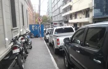 Vehículos mal estacionados, sobre Oliva casi 14 de Mayo.