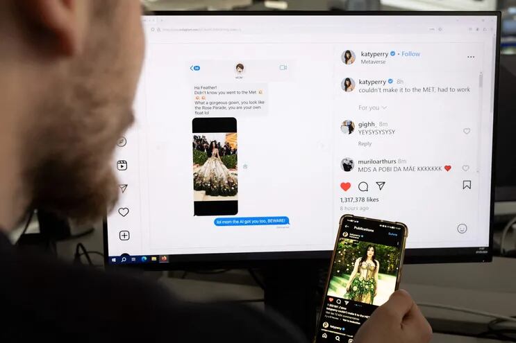 Un hombre mira en una computadora y en su teléfono celular una foto de  Katy Perry creada con inteligencia artificial.