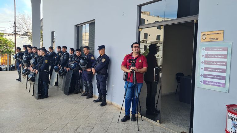 Un pelotón de Antimotines está en las inmediaciones de la Junta Departamental de Guairá.