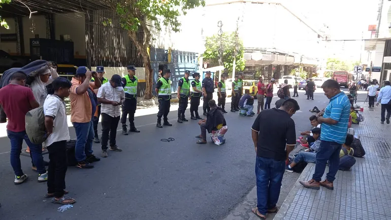 Un grupo de nativos de la zona de Jasy Cañy se manifiestan hoy frente al Ministerio de Obras Públicas y Comunicaciones (MOPC)