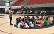 Varios niños y niñas aprenden y se divierten en la colonia de verano deportivo de la SND