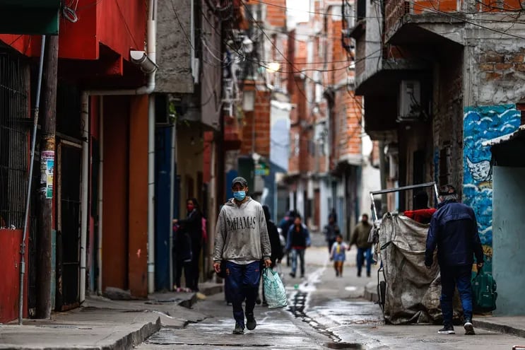 Personas caminan por una de las villas de la Ciudad de Buenos Aires (Argentina). Al menos 200 millones de latinoamericanos estarán sumidos en la pobreza al cierre de 2022.  (EFE)