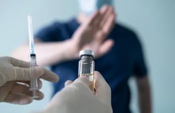 Un hombre se niega a ser vacunado