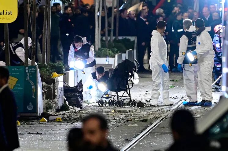 Los miembros de un equipo forense trabajan después de que una fuerte explosión de origen desconocido sacudiera la concurrida calle comercial de Istiklal en Estambul, el 13 de noviembre de 2022.