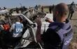 Miembros de las Naciones Unidas inspeccionan el vehículo en el viajaban los miembros de la organización World Kitchen y que fue alcanzado por un misil israelí, en la Franja de Gaza.