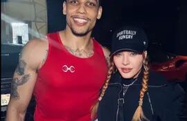 Madonna y el boxeador Josh Popper en una imagen compartida por la Diva del Pop en sus historias de Instagram.