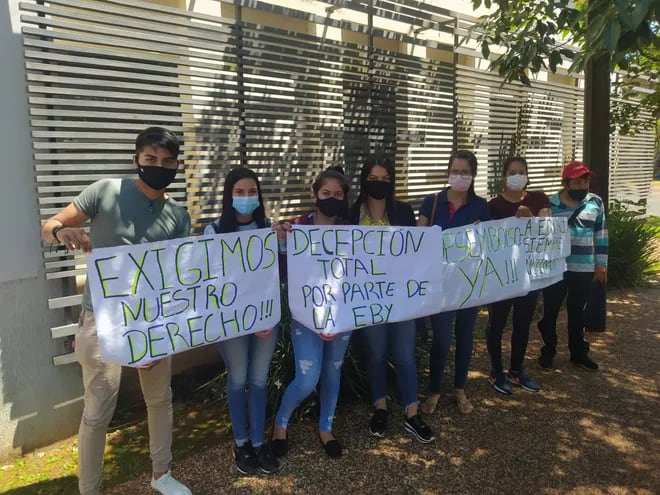 Universitarios lamentan falta de pago de becas de parte de la EBY y la Gobernación de Itapúa.
