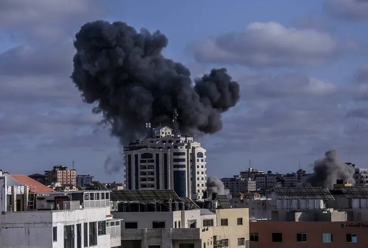 Una columna de humo se eleva luego de un bombardeo israelí en la Ciudad de Gaza, este lunes.