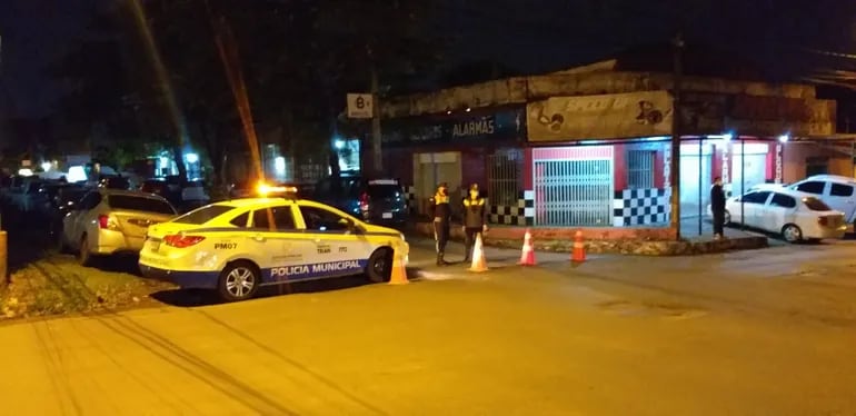Agentes y un móvil de la Policía Municipal de Tránsito de Luque bloqueando el paso en la calle Pedro Juan Caballero.
