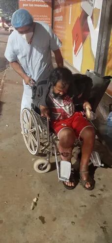 El hombre sufre de heridas en las piernas y recibió tratamiento pero solicitan a sus familiares poder asistirlo en su etapa de convalescencia.