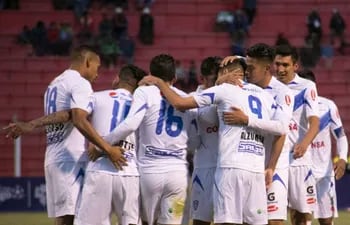 Festejo de gol de los futbolistas del San José Oruro, un club con participaciones internacionales que la próxima temporada competirá en la liga regional en Bolivia.
