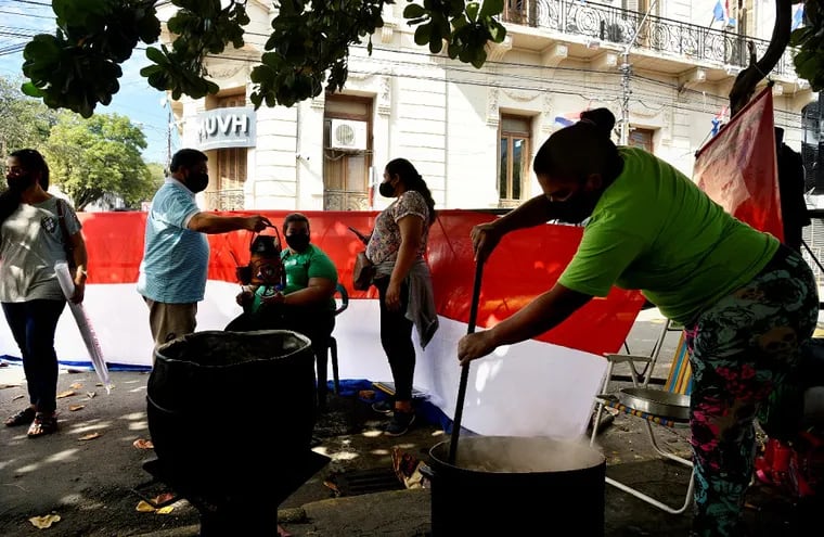 Un grupo de organizaciones sociales acamparon frente al ministerio de Urbanismo por la destitución del ministro Carlos Pereira.