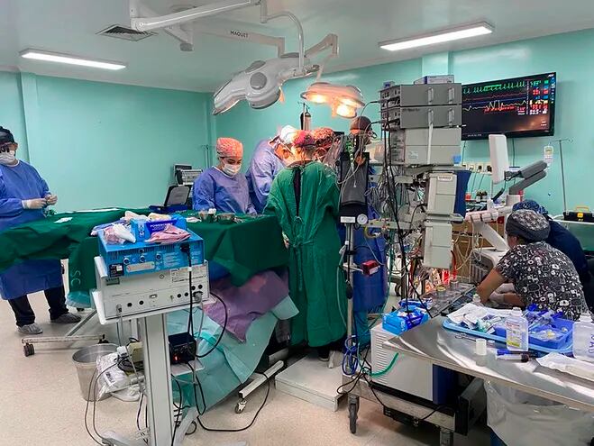 Imágenes del momento de la cirugía de Nahiara Jazmín, el domingo pasado.