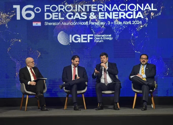 El ministro de Industria y Comercio, Javier Giménez (con micrófono) en la apertura del 16° Foro Internacional de Gas y Energía.