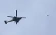 Un helicóptero israelí dispara misiles hacia la Franja de Gaza, este martes.
