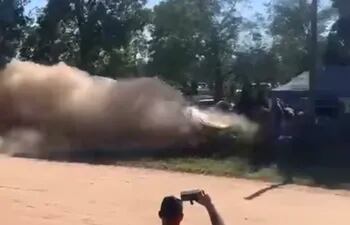 Captura de video del momento en el que uno de los vehículos de competición embiste contra espectadores en la zona del Fortín Boquerón.