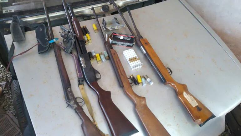 Las armas de fuego incautadas durante el allanamiento de una casa de Minga Guazú.