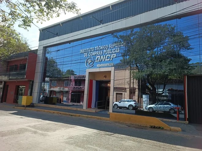 Fachada del Instituto de la Dirección Nacional de Contrataciones Públicas (DNCP). El edificio se encuentra sobre Tte. Fariña casi Estados Unidos, de Asunción.
