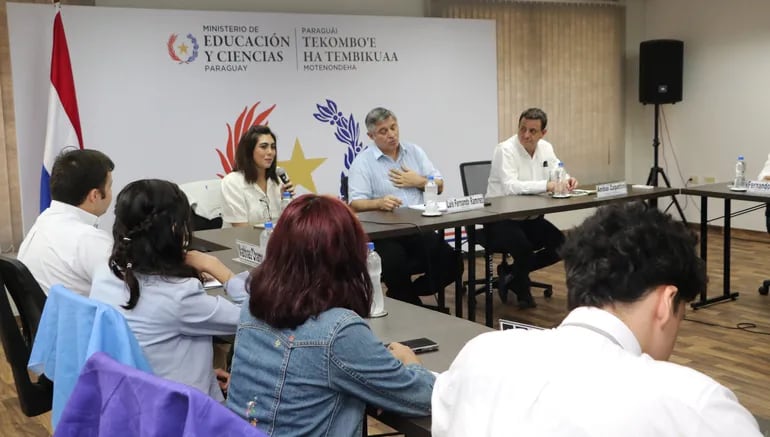 El ministro de Educación, Luis Fernando Ramírez (centro), y la ministra de Juventud, Florencia Taboada, además del jefe de Gabinete del MEC, Aníbal Zapattini, con dirigentes estudiantiles.