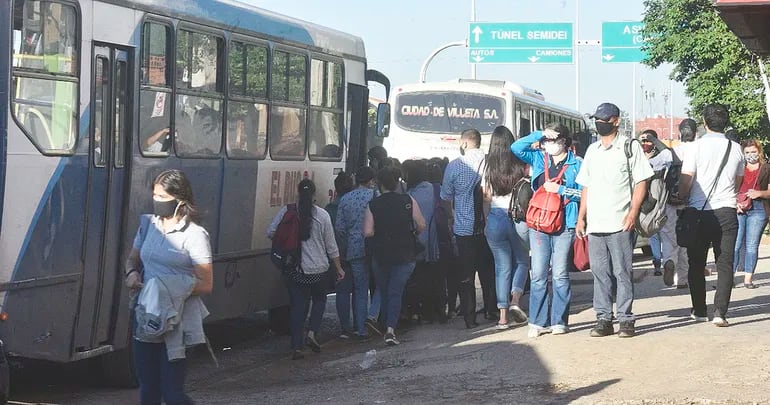 A menudo se observa aglomeración en las paradas de buses, por las “reguladas”.