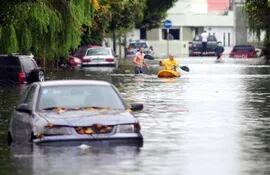 imagen-de-una-calle-inundada-en-la-plata-argentina-luego-del-temporal-que-azoto-a-parte-de-la-provincia-de-buenos-aires-mas-de-40-personas-perdiero-200004000000-535228.jpg