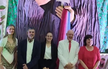 Los autores, Liliana Sykora, Rubén Sykora y José Quevedo, acompañados de Olga Fisher, de la cámara paraguaya Ruta Jesuítica y una colaboradora posan frente a la imagen del San Roque.