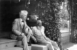 Mark Twain y su amigo John T. Lewis en Quarry Farm, East Hill, 1903.