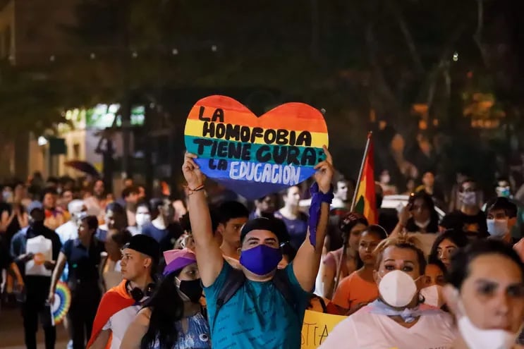 Fotografía de archivo y referencia: participantes de la XVIII marcha por los derechos de las personas LGBTI en Asunción.