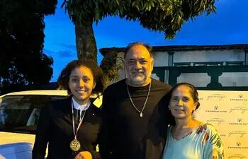Belén Giménez Benegas, junto a sus padres Pedro y Magdalena, llevó los lauros en la 1,30 metro.