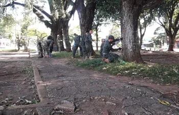 Militares siguen alambrando la frontera con Brasil.