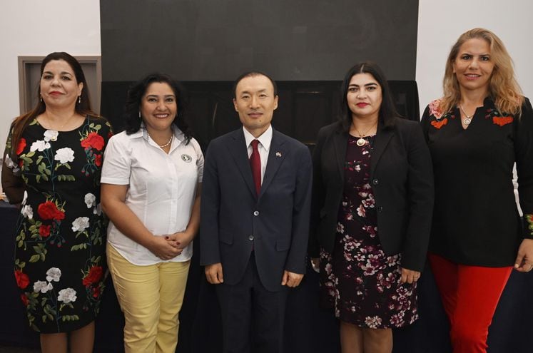 Martha Medina, Sofía Montiel, el embajador de Corea In Shik Woo, Viviana Casco y Liz Crámer.