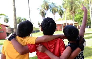 Niños y adolescentes del Centro Ñemity forman parte de la Escuela de Futbol del Club Sportivo San Lorenzo “El Rayadito”.