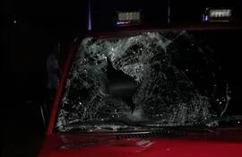 El vehículo quedó con importantes daños a raíz del violento choque.