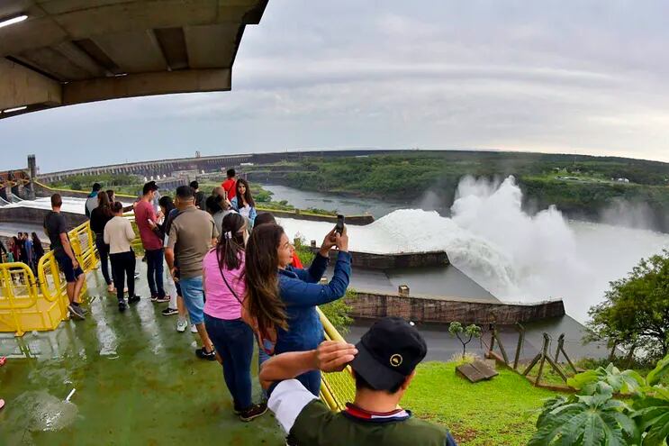 Reabren compuertas del vertedero de Itaipú, a pesar de que también anunciaron la normalización de los caudales que afluyen a la represa.