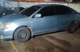 Vehículo de la marca Toyota, modelo Allion, que fue encontrado este lunes por la Policía.