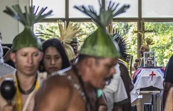 Indígenas y activistas participan en el funeral del indigenista Bruno Araújo Pereira hoy, en Recife (Brasil). Araújo Pereira fue asesinado junto al periodista británico Dom Phillips en una inhóspita zona de la Amazonía.