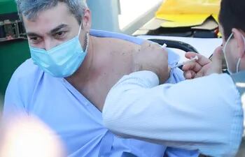 Mario Abdo Benítez recibe la segunda dosis de su vacuna contra el Covid.