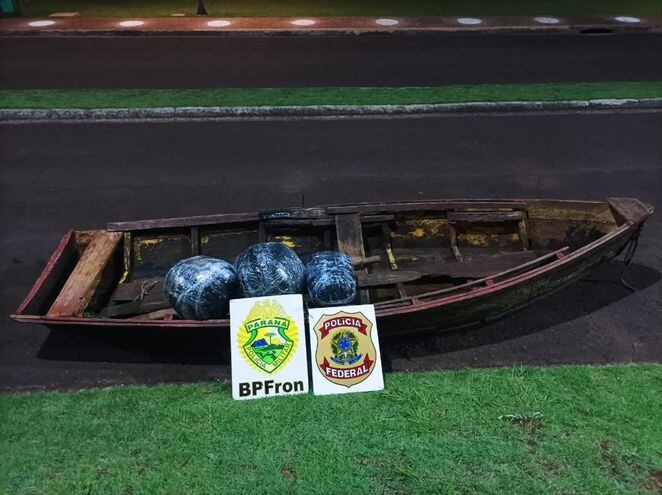 La embarcación y la droga incautadas por la Policía Federal de Brasil, en Foz de Yguazú, tras el cruce desde Paraguay.