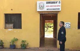 El director de Policía de Concepción, comisario general Cresencio Portillo, en la entrada a la comisaría 15 de Puentesiño. Fue ayer de mañana.
