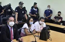 Araceli Sosa (primera de la derecha) durante el juicio para escuchar la decisión de las juezas.