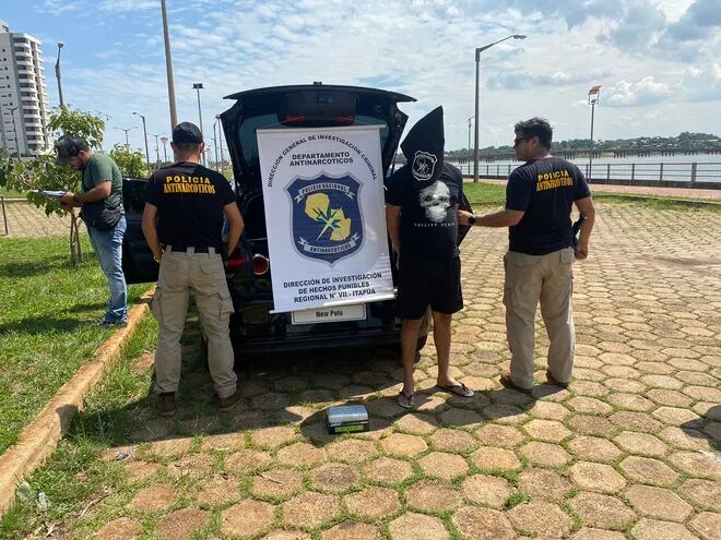 Momento de la detención del sospechoso Sergio Fabián Bogado Fernández (23) por agentes antinarcóticos de la Policía, con un kilo de cocaína, en la avenida P. Bólik de Encarnación, el ocho de marzo pasado.