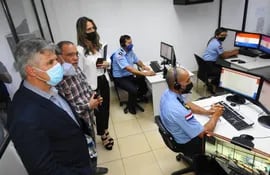 El ministro Arnaldo Giuzzio junto Tony Santamaría, referente gremial del comercio, verificaron el sistema 911.