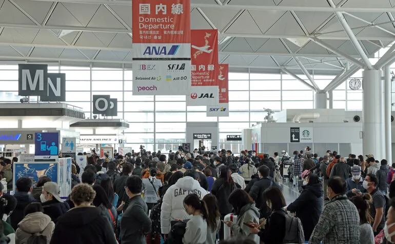 Lobby de espera del Aeropuerto Central Internacional de Japón lleno tras un aterrizaje de emergencia en Aichi.