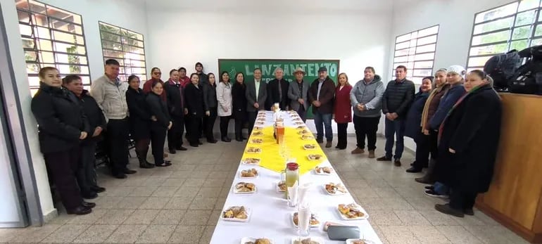 Autoridades, docentes y padres de familia presenciaron el lanzamiento oficial del programa de la merienda escolar en Itacurubí del Rosario