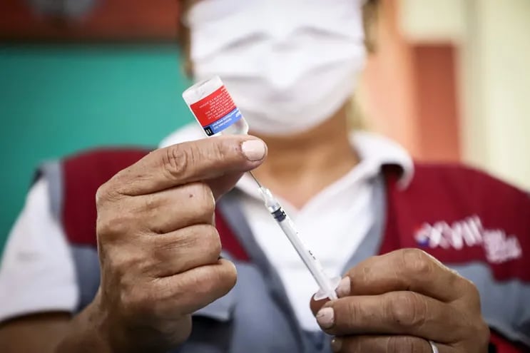 Personal de salud prepara una dosis de una vacuna contra la COVID-19