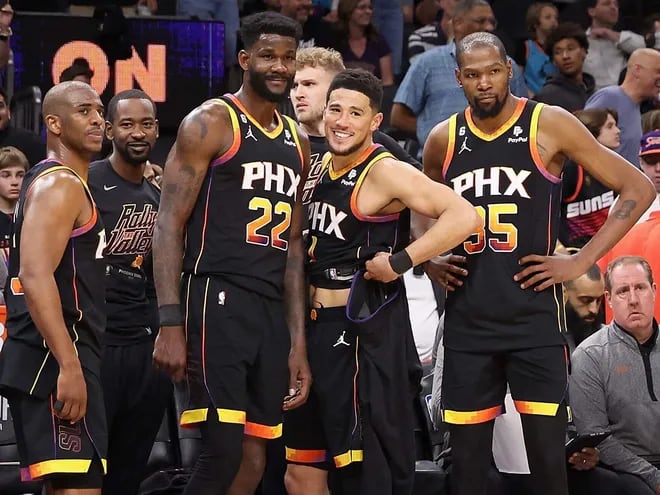 De izq. a der. los referentes de los Phoenix Suns: Chris Paul (37 años), DeAndre Ayton (24), Devin Booker (26) y Kevin Durant (34), que igualaron la serie 1-1 frente a Los Angeles Clippers. AFP