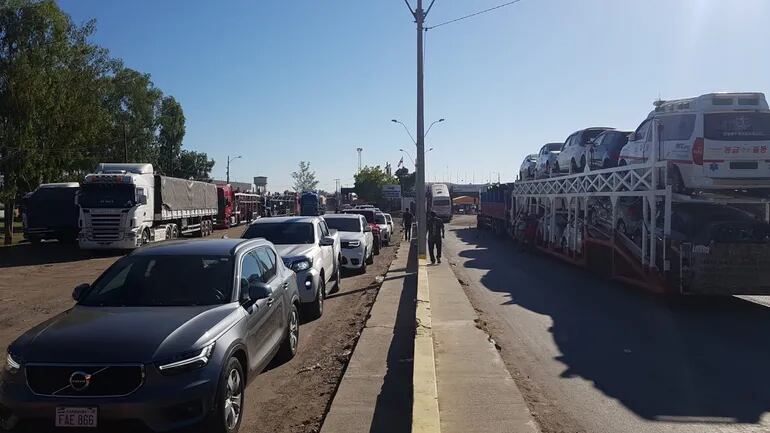 Larga fila de vehículos que buscan salir de Paraguay e ingresar a la Argentina este lunes.